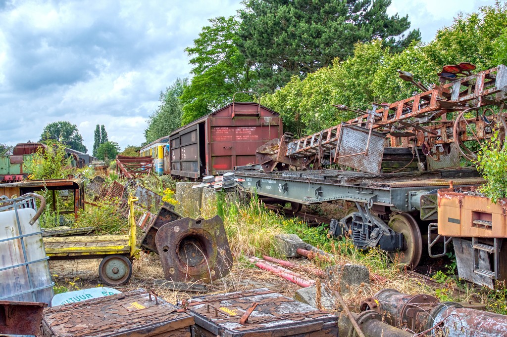 HDR urbex trein train chemin de fer Junkyard urban graffiti oldtimer junk decay vervallen abandoned abondonne vandalisme